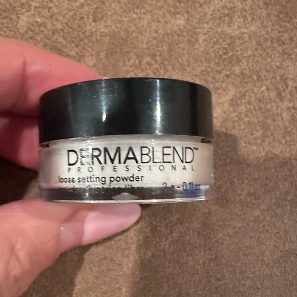 Dermablend Mini Setting Powder - Picture 1 of 3